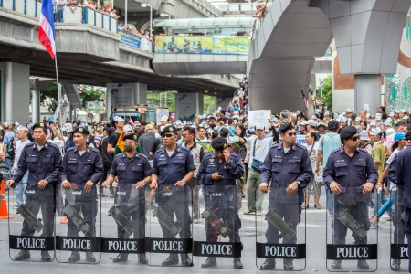 BANGKOK,THAILAND- JUNE 30 : Unidentified polices stand guard on pathumwan road during a Guy Fawkes anti-government rally on Jun 30, 2013 in Bangkok, Thailand.のeditorial素材