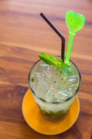 ice mint mojito cocktail beverageの写真素材