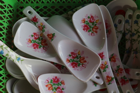 Many white plastic spoon withMany white plastic spoon with a beautiful pattern. a beautiful pattern.の写真素材