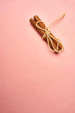 flowers decoration cinnamon pink background top viewの写真素材