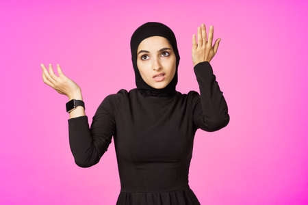 muslim woman with smart watch technology gadget pink backgroundの写真素材