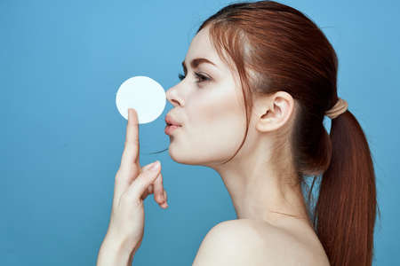 woman with bare shoulders cotton pads hygiene skin careの写真素材