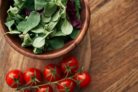 a plate of lettuce cherry tomatoes cooking ingredients organic healthy foodの写真素材