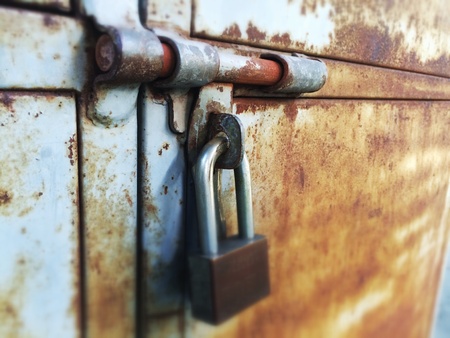 Rusty locked vintage doorの素材