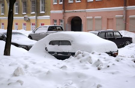 Cars under snow on the street of St.Petersburg in Russia during Russian Christmas holiday in Jan, 2010.のeditorial素材