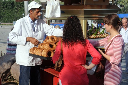 IZMIR, TURKEY - OCTOBER 1: Street vendor sells bagels October 1, 2009 in the city of Izmir in Turkey.のeditorial素材