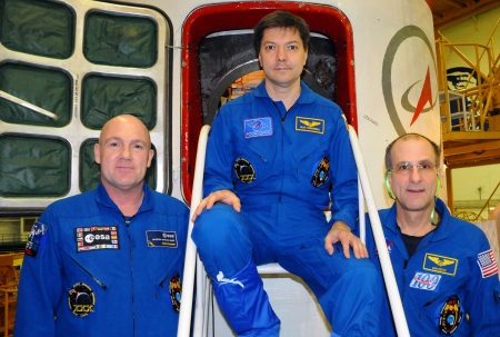 BAIKONUR, KAZAKHSTAN  DECEMBER 16: Increment 31 crew (L-R: Andre Kuipers, Oleg Kononenko, Don Pettit) pose for pictures in front of their Soyuz TMA-03 spacecraft December 16, 2011 at Baikonur Cosmodrome, Kazakhstanのeditorial素材