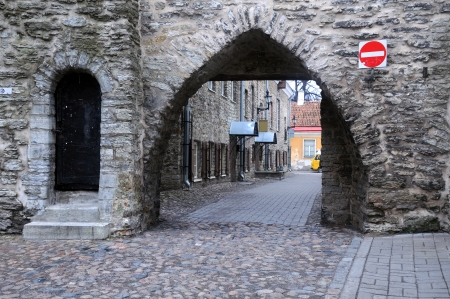 Arch and lane in the Old town of Tallinn in Estoniaの写真素材