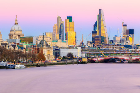 Sunset over the London cityscape against a cloudless skyの写真素材