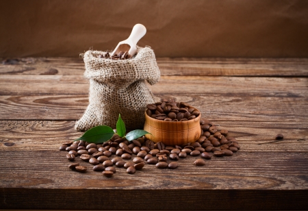 Heart coffee frame made of coffee beans on wood textureの写真素材