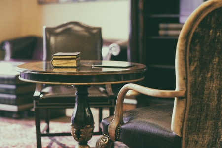 Rich vintage house with leather interior and a lamp on the tableの写真素材