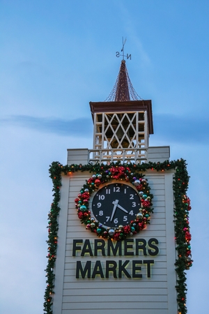 LOS ANGELES, CALIFORNIA, USA, NOVEMBER 26, 2006 - Decorated Christmas of the clock and bell tower of the famous Farmers Market in the city of Los Angeles.のeditorial素材