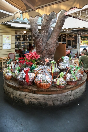 LOS ANGELES, CALIFORNIA, USA, DECEMBER 23, 2006 - Several Christmas baskets filled with food products are offered for sale at a stall of the famous Farmers Market.のeditorial素材