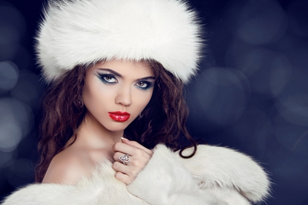 Winter woman in fur coat. Glamour portrait of beautiful woman modelの写真素材