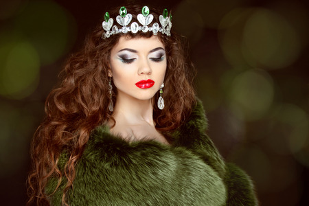 Beauty Fashion Model Girl in Fur Coat. Diamond jewelry. Beautiful Luxury Winter Woman.の写真素材