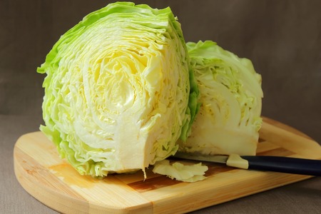 Head of cabbage on a cutting board
の写真素材