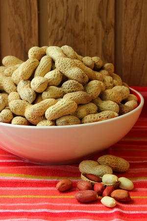 Dish with peanuts in their skins
の写真素材