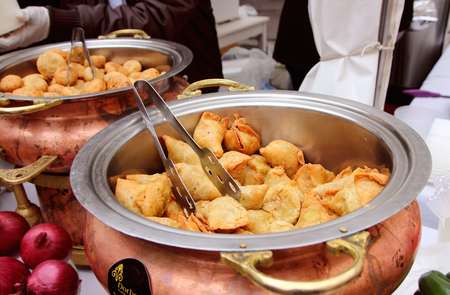 Delicious Indian patties of samosa in the Indian bazaar.のeditorial素材