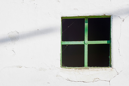 Old Green Window on Cracked Wallの写真素材