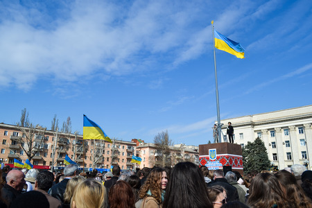 KHERSON, UKRAINE - MARCH 30, 2014  demonstrators for integrity of Ukraine against Russian intervention and unveiling of a memorial to recently fallen for democracy heroes instead of deposed Lenin のeditorial素材