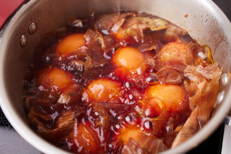 Saucepan with boiled chicken eggs with onion husks. Coloring eggs in natural dyes for the Easter holiday. Close-upの写真素材