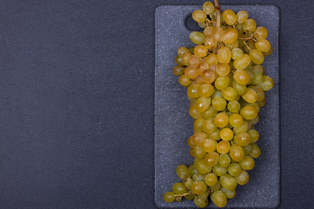 fresh delicious and healthy organic concord grapes on cutting board. copy-spaceの写真素材
