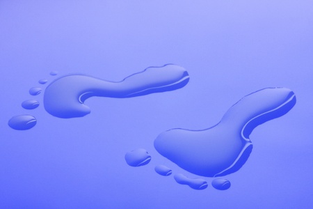 waterdrops footprint in blue close upの写真素材