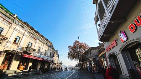 TBILISI, GEORGIA  DECEMBER 14, 2019:  Old Tbilisi architecture, Cobbled streets  in Tbilisi, Georgia.の写真素材