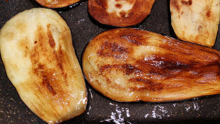 The process of roasting thinly sliced eggplant.の写真素材