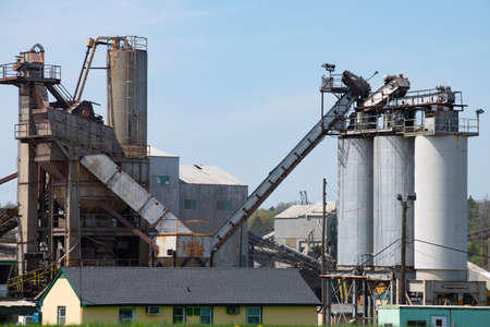 Crushing plant and limestone mine crush rock