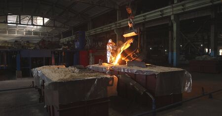 The molten metal is poured into the mold. Melting furnace for cast iron and steel and liquid metal.