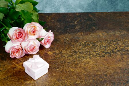 roses on rusty table with gray backgroundの写真素材