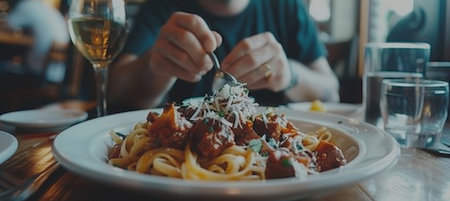 Delicious italian carbonara pasta with bacon, cheese, and meat   traditional spaghetti dishの素材
