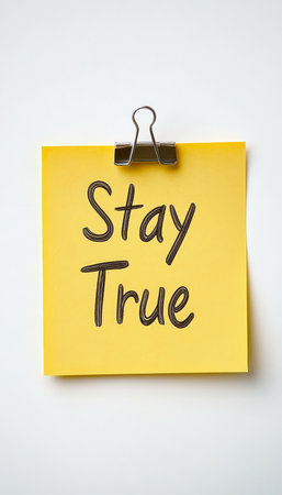 Yellow Sticky Note With Stay True Message, Isolated On A White Background, Motivation Conceptの素材