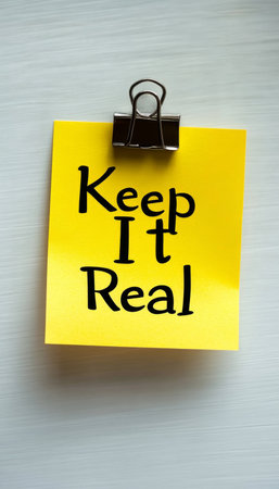 Yellow Sticky Note With The Inspirational Quote Keep It Real, Isolated On White Backgroundの素材