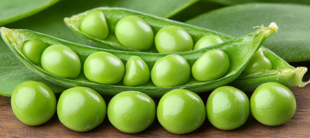 Close-up of Fresh Garden Peas in Their Pod, Showcasing Vibrant Green Color and Natural Freshnessの素材