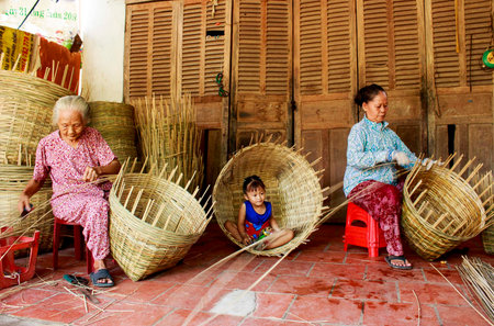 In order to make a basket, the sawmill worker first turned into 2m long sections. Next is the bamboo segment was cut in step above into many small plus. These rods are put into the machine to split inのeditorial素材