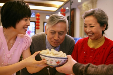 A shot of Chinese family reunion in the house の写真素材