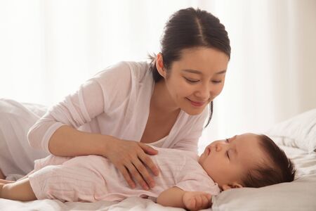 Mother accompany baby to sleepの写真素材