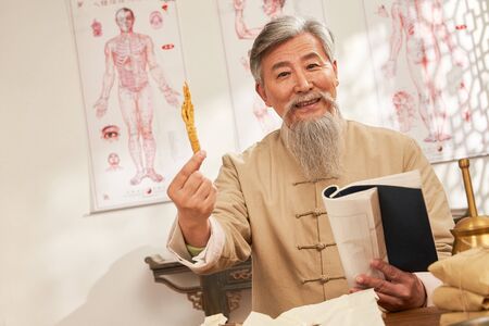 The old doctor of traditional Chinese medicine study of Chinese herbal medicineの写真素材