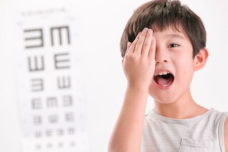 The little boy with eye testの写真素材