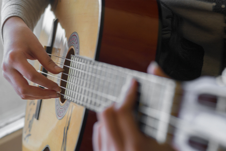 Play the guitar by hand. Artist  .musician