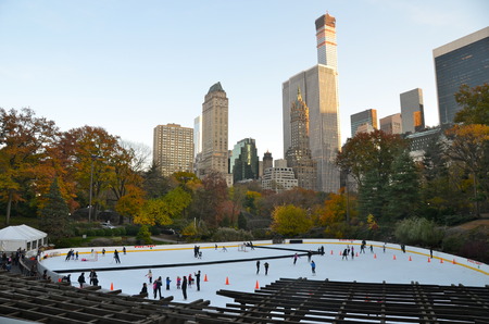 Ice-skating people in Central Park on November 10, 2014 in Manhattan, New York City, USA.のeditorial素材