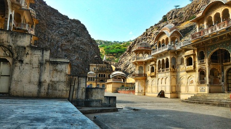 An ancient abandoned building in Jaipur, Rajasthanの写真素材