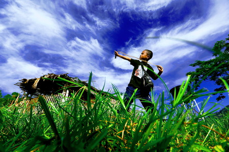 PAHANG, MALAYSIA - Aboriginal Lemoi Children playing Traditional Slingshots At Lemoi Post Cameron Highland.のeditorial素材