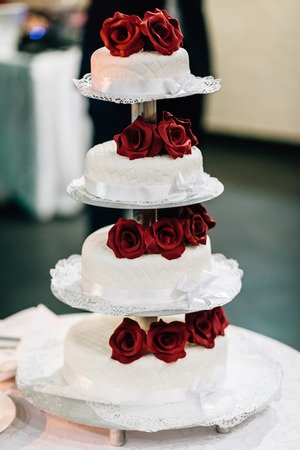 wedding cake with red rosesの写真素材