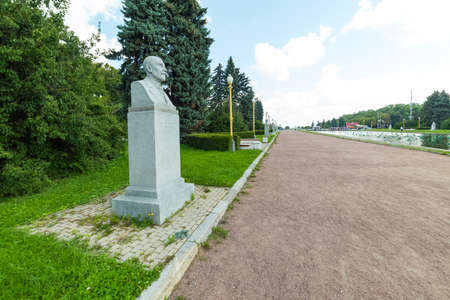 City the Moscow .Along the sides of the pool is an alley of busts and monuments to prominent scientists..Russia.のeditorial素材