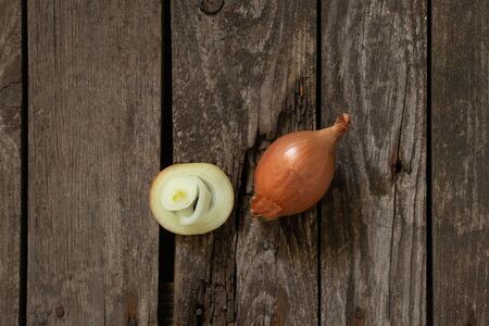 chopped onions lies on a wooden boardの写真素材