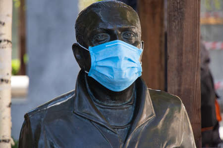 Ukraine, Dnipro - May 13, 2020. monument in the Dnieper in the square businessman Gennady Axelrod in the Medetsyn mask during the covid-19 pandemicのeditorial素材