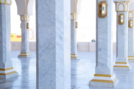 white marble columns at a mosque in egypt during the dayの写真素材